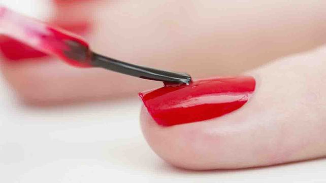 Qué le sucede a tu cuerpo luego de pintarte las uñas