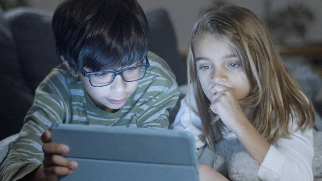 La exposición a las pantallas es la principal causa de miopía en niños y adolescentes