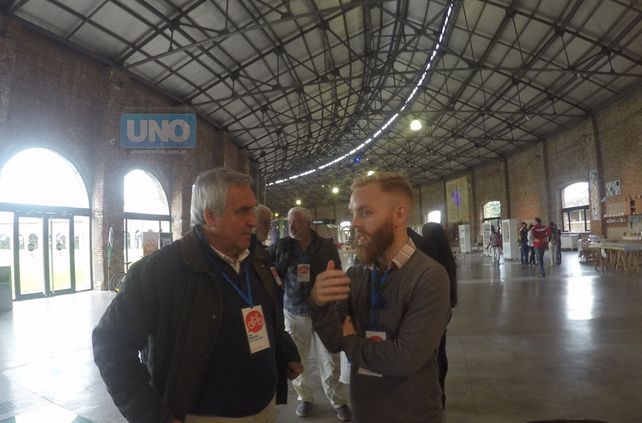 López Segura hablando con el especialista danés Henrik Kike Lundorff.&nbsp;
