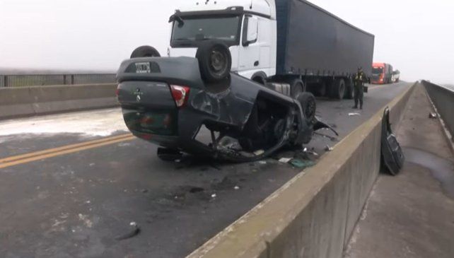 El Renault Clio quedó dado vuelta a pocos kilómetros de la estación de peaje.