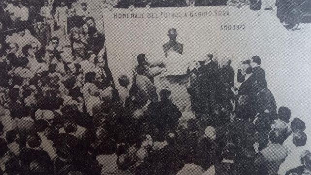 Momento del descubrimiento del busto de Gabino Sosa por autoridades del club