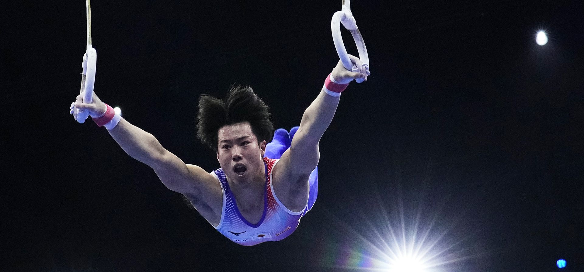 El japonés Ryosuke Doi compite en las anillas durante la ronda de clasificación masculina en el Campeonato Mundial de Gimnasia Artística en Róterdam, Países Bajos, el sábado 17 de octubre de 2026. (Foto AP/Francisco Seco)