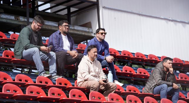 Todos muy atentos. Matías Messi (arriba, primero a la derecha). junto a Daniel Quinteros (abajo) y directivos de Leones  FC estuvieron en las plateas del Gabino Sosa.