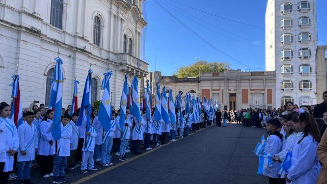 Día de la Bandera: emotiva promesa de cientos de alumnos en Plaza Mansilla