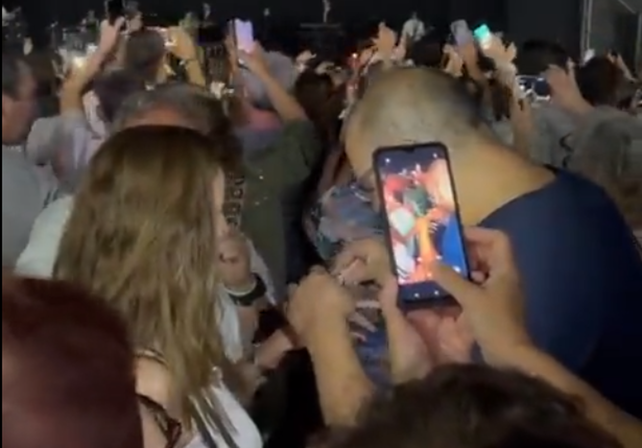Video: un romántico pedido de casamiento en pleno show de Fito Paez