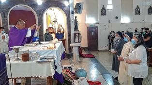 Bendición. En la parroquia San Fermín se realizó la misa de envío de la hermana Sara y dos de sus compañeras de misión.
