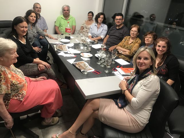 Bioquímicos y farmacéuticos furiosos por una resolución oficial que les quita trabajo