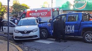 Un auto y un patrullero protagonizaron un violento accidente en el sur de la ciudad&nbsp;
