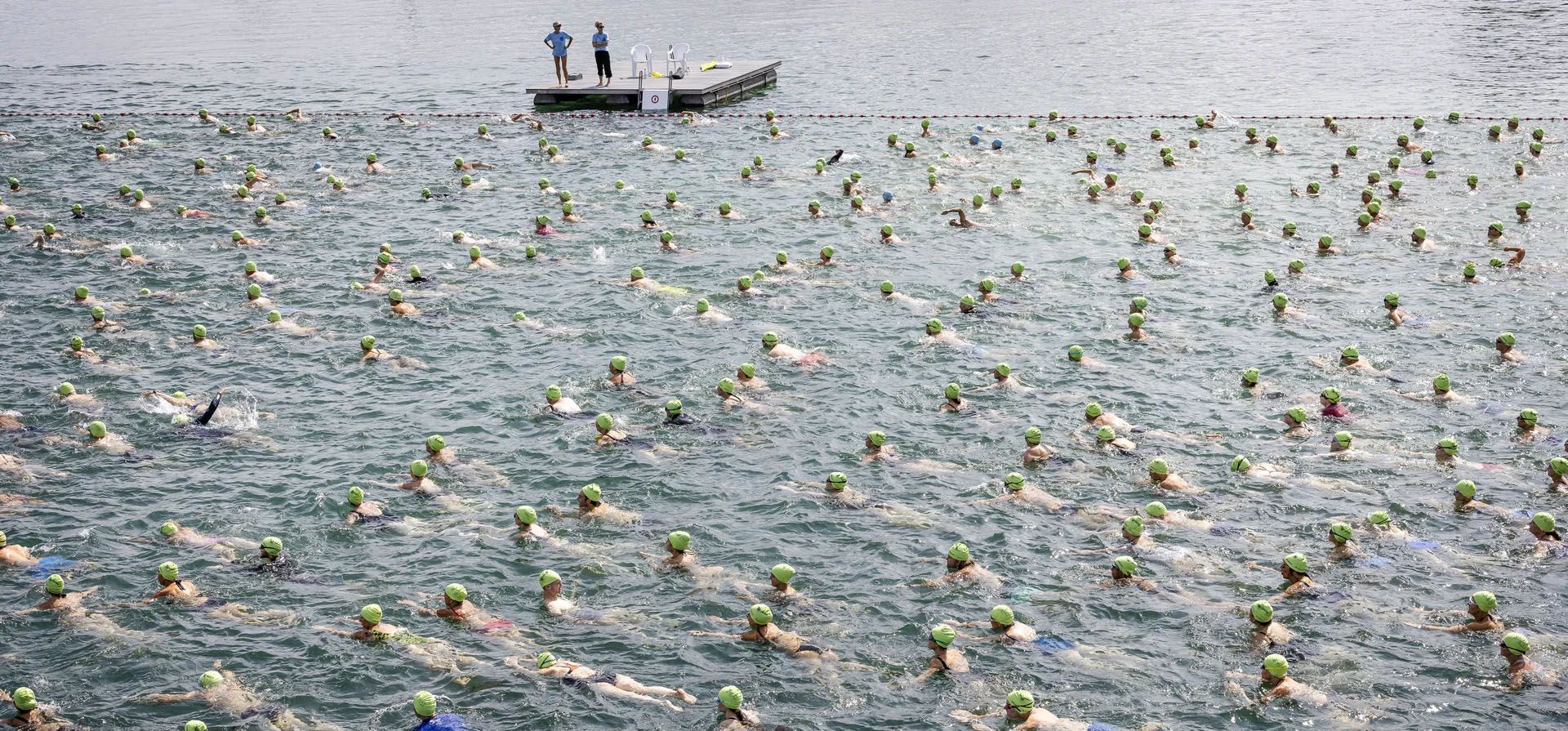 Nadadores durante el evento anual de natación de travesía del lago de Zúrich. Los participantes nadaron un recorrido de 1.500 metros a través del lago que comenzó en Mythenquai y terminó en Tiefenbrunnen, Zúrich, Suiza. Fotografía: Michael Buholzer/EPA Nadadores durante el evento anual de natación de travesía del lago de Zúrich. Los participantes nadaron un recorrido de 1.500 metros a través del lago que comenzó en Mythenquai y terminó en Tiefenbrunnen, Zúrich, Suiza. Fotografía: Michael Buholzer/EPA