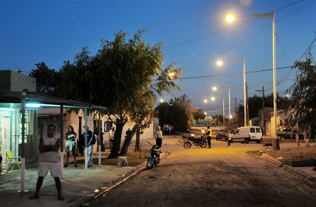 Se inauguraron 100 columnas de iluminación para 4 barrios del oeste