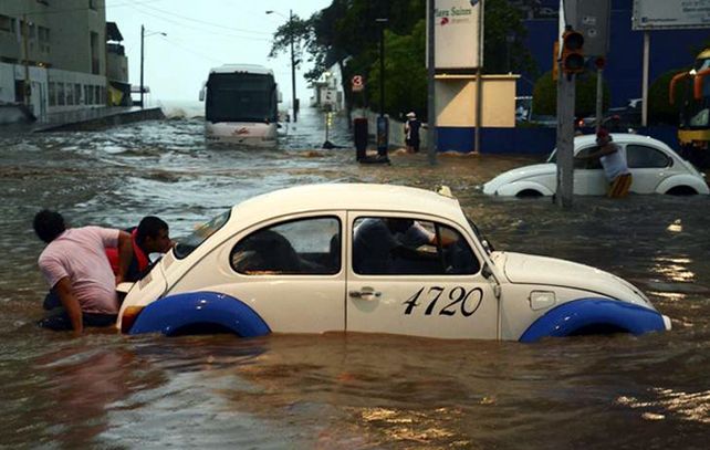 Acapulco bajo el agua. En México hay 39.000 personas evacuadas