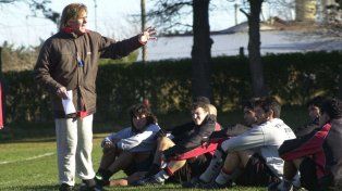El Bambino Veira hablando con los jugadores de Newells durante una pretemporada de 2003 en Mar del Plata.