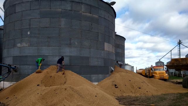 Bomberos Voluntarios Villaguay controlaron incendio en silos con 100 toneladas de soja