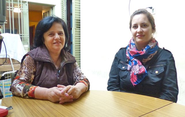 Solidaridad. Moreira (izquierda) quiso posar para la foto con una de sus colaboradoras.