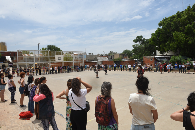 El playón deportivo El Encuentro. Un espacio abandonado, escenario de permanentes hechos de violencia en torno al narcomenudeo.