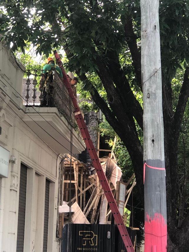 Un obrero herido tras el derrumbe de una medianera de una obra en construcción