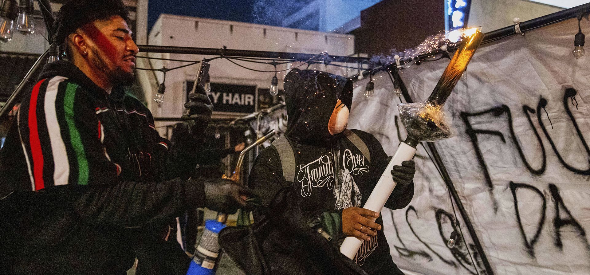 Manifestantes se preparan para lanzar proyectiles durante las protestas por las redadas de inmigración de la administración Trump en Los Ángeles, el lunes 9 de junio de 2025. (Foto AP/Ethan Swope) Manifestantes se preparan para lanzar proyectiles durante las protestas por las redadas de inmigración de la administración Trump en Los Ángeles, el lunes 9 de junio de 2025. (Foto AP/Ethan Swope)