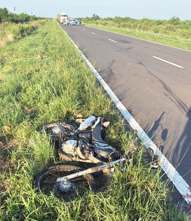 Ruta 127: motociclista con graves heridas al colisionar con camioneta