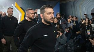 Zelensky abandona la sala donde este viernes dio una conferencia de prensa por el primer aniversario de la guerra.