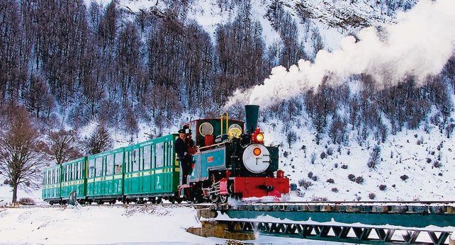 El Tren del Fin del Mundo ofrece un recorrido histórico a vapor por paisajes fueguinos.