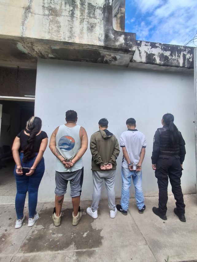 Cinco detenidos al intentar robar un auto estacionado en pleno centro.