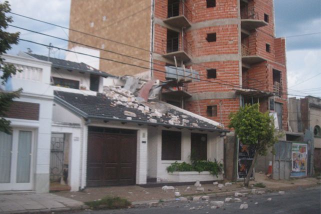 Paralizaron la obra de la que cayó una pared del sexto piso sobre una vivienda