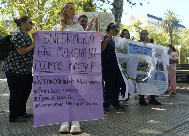 Precarizados y pluriempleados: los enfermeros instalan una carpa de protesta en pleno centro