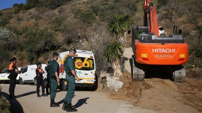 Contra reloj. El trabajo de los rescatistas en la zona de montaña donde se hizo el hoyo para extraer agua.