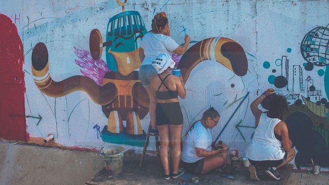 Fiesta de Disfraces: disfraces en los comercios y mural para recibir a los visitantes