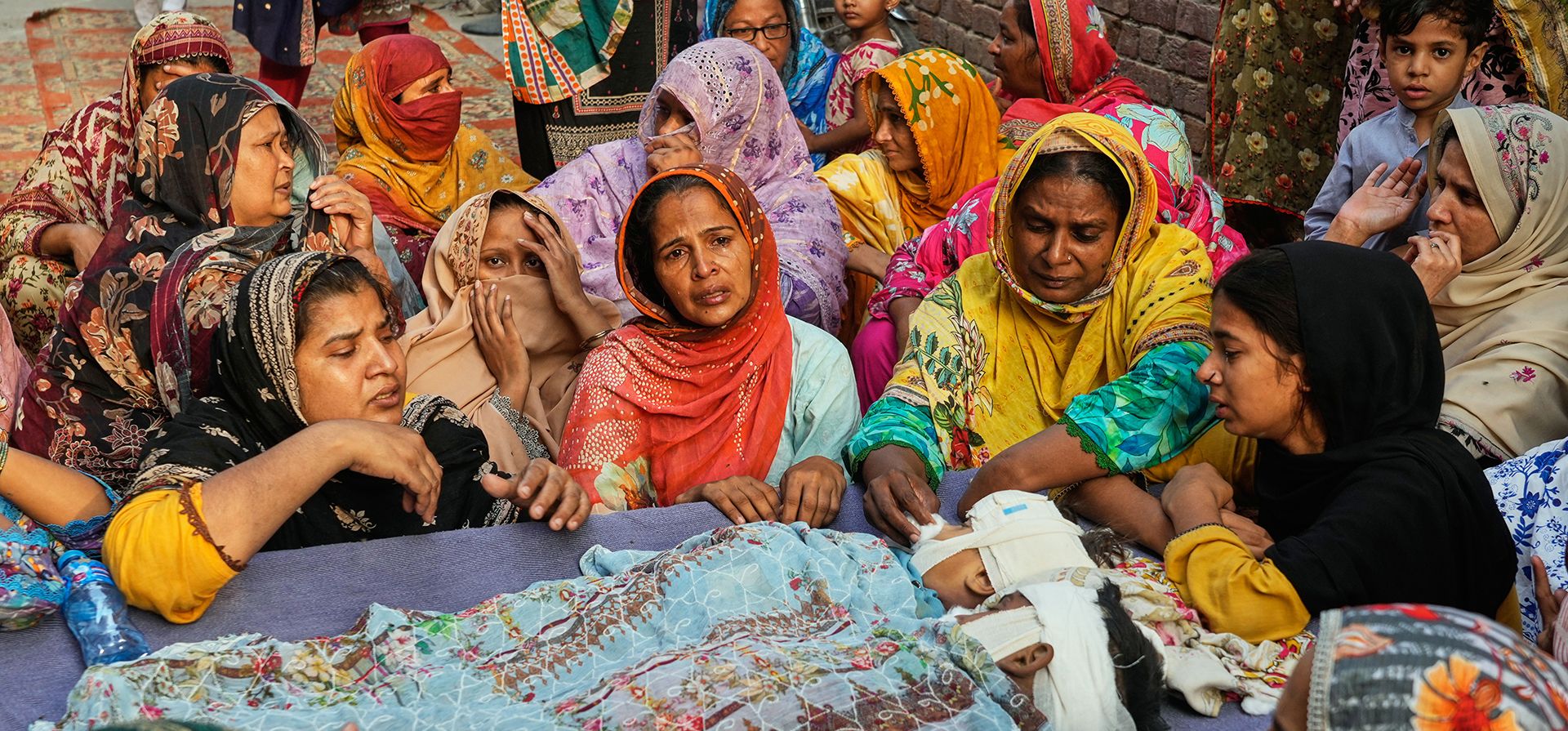 Mujeres lloran en duelo en torno a los cuerpos de sus hijos, muertos en el derrumbe de un tejado en un centro escolar que se estaba construyendo a las afueras de Lahora, Pakistán, el miércoles 1 de julio de 2026. (AP Foto/K.M. Chaudary) Mujeres lloran en duelo en torno a los cuerpos de sus hijos, muertos en el derrumbe de un tejado en un centro escolar que se estaba construyendo a las afueras de Lahora, Pakistán, el miércoles 1 de julio de 2026. (AP Foto/K.M. Chaudary)
