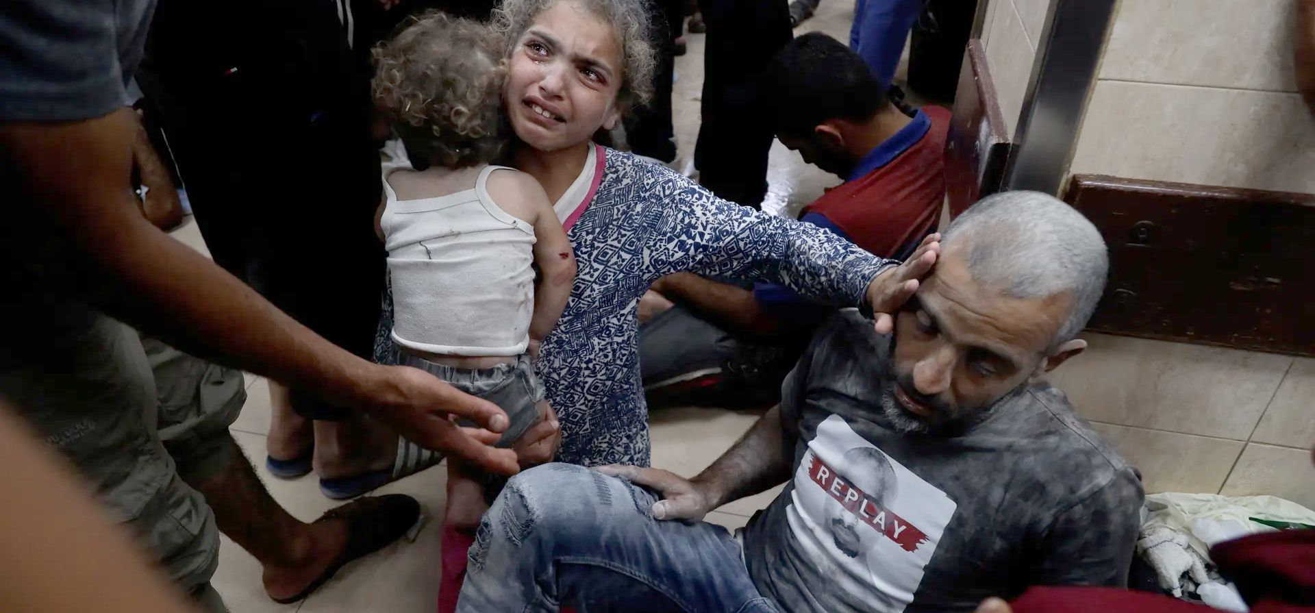 Los palestinos heridos en el bombardeo israelí contra un edificio residencial en el campo de refugiados de Bureij son trasladados al hospital de los Mártires de Al Aqsa, Deir al-Balah, Franja de Gaza. Fotografía: Saher Alghorra/AP Los palestinos heridos en el bombardeo israelí contra un edificio residencial en el campo de refugiados de Bureij son trasladados al hospital de los Mártires de Al Aqsa, Deir al-Balah, Franja de Gaza. Fotografía: Saher Alghorra/AP