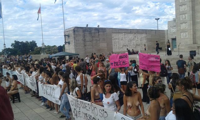 Las mejores imágenes que dejó el Tetazo en el Monumento a la Bandera