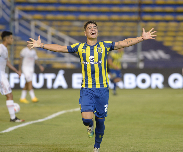 Martínez Dupuy festeja su gol en el debut de Central contra Argentinos Jrs en la Copa Liga Profesional 2021.