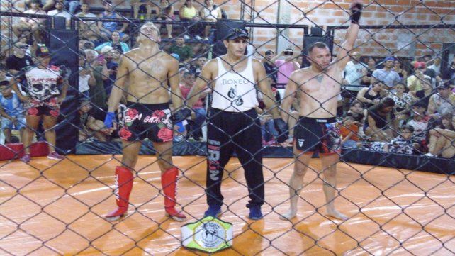 Los peleadores deleitaron al público en el Club San Agustín.