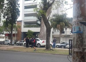 Se descompensó y terminó arriba del cantero de Bulevar Gálvez