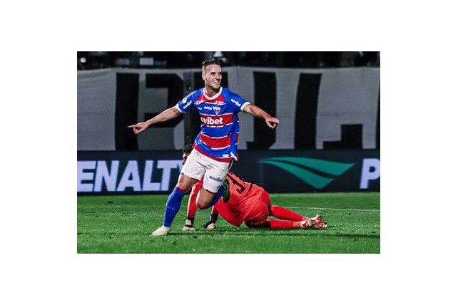 Tomás Pochettino anotó uno de los goles en el triunfo de Fortaleza sobre Bragantino.