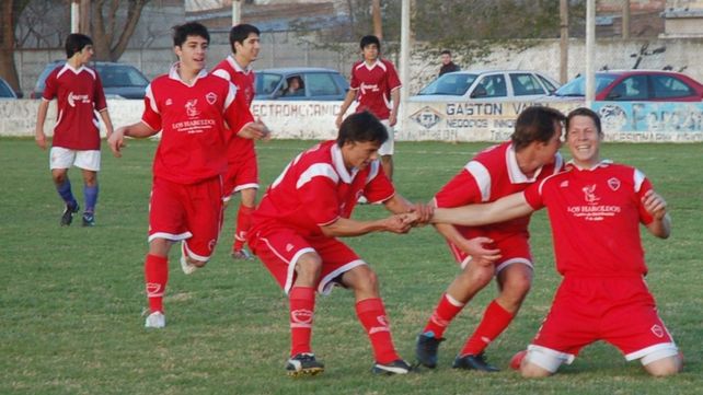 Nicolás Ramírez gritando uno de los goles en el club Agustín Alvarez de 9 de Julio.