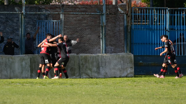 Los futbolistas de Newells abrazan a Joaquín Amadio