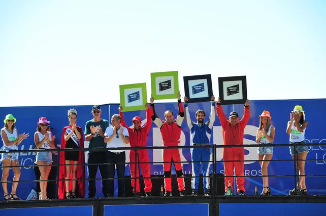 Los ganadores de la General celebran en el podio en la ciudad del norte entrerriano.
