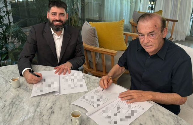 Luciano y Lucio Di Santo firmando el acuerdo en la tarde de ayer.