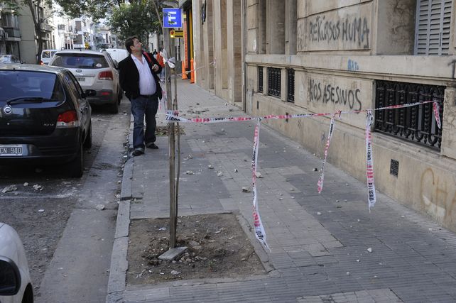 Italia al 700. Los restos de mampostería sobre la vereda y el precario vallado con el que se señala el peligro en el lugar. (Foto: A. Celoria).