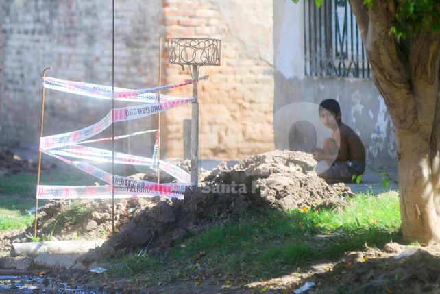 Los Hornos: calles intransitables por la extensión de la red cloacal