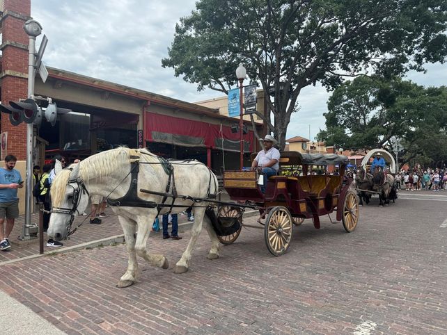 La otra cara del Mundial en Dallas: pistoleros, carruajes, tabernas y toros mecánicos