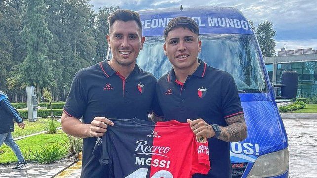 Farías y Vega, los jugadores de Colón junto a Leo Messi