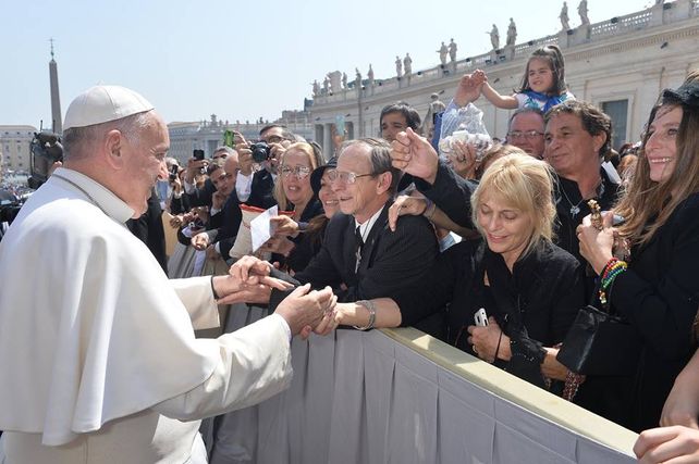 Feliz. El momento en que Beto estuvo en contacto con el Papa.