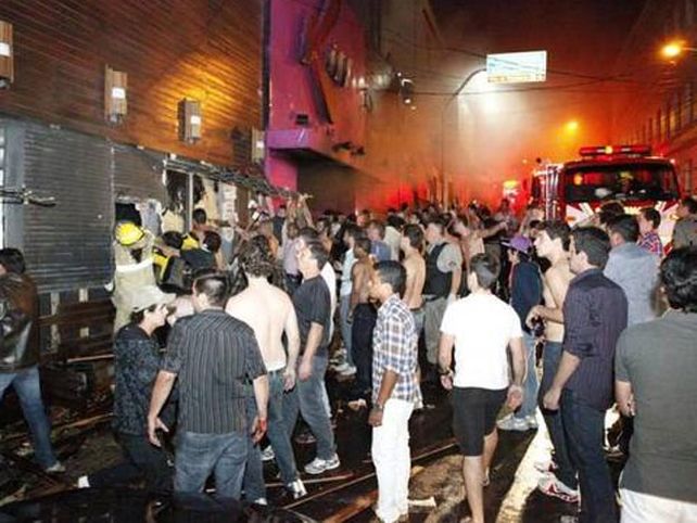 El Cromagnón de Brasil: un incendio en un boliche por una bengala dejó al menos unos 233 muertos