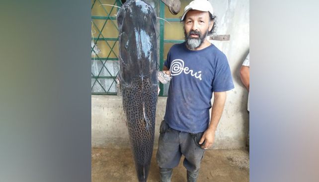 Efusividad. Luis Taborda exhibió orgulloso el ejemplar que logró pescar.
