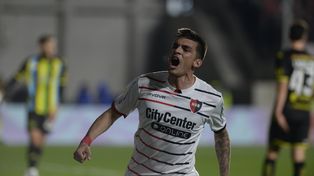 En 2022. Garro anotó dos goles, para superar a Aldosivi 4 a 2 en San Nicolás.