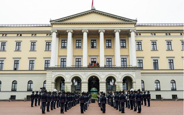 Soldados en formación fuera del Palacio Real durante la celebración del Día de la Constitución de Noruega en la plaza Slottsplassen, Oslo.