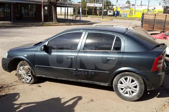 El auto en el que se movilizaban los delincuentes y quedó en una banquina.